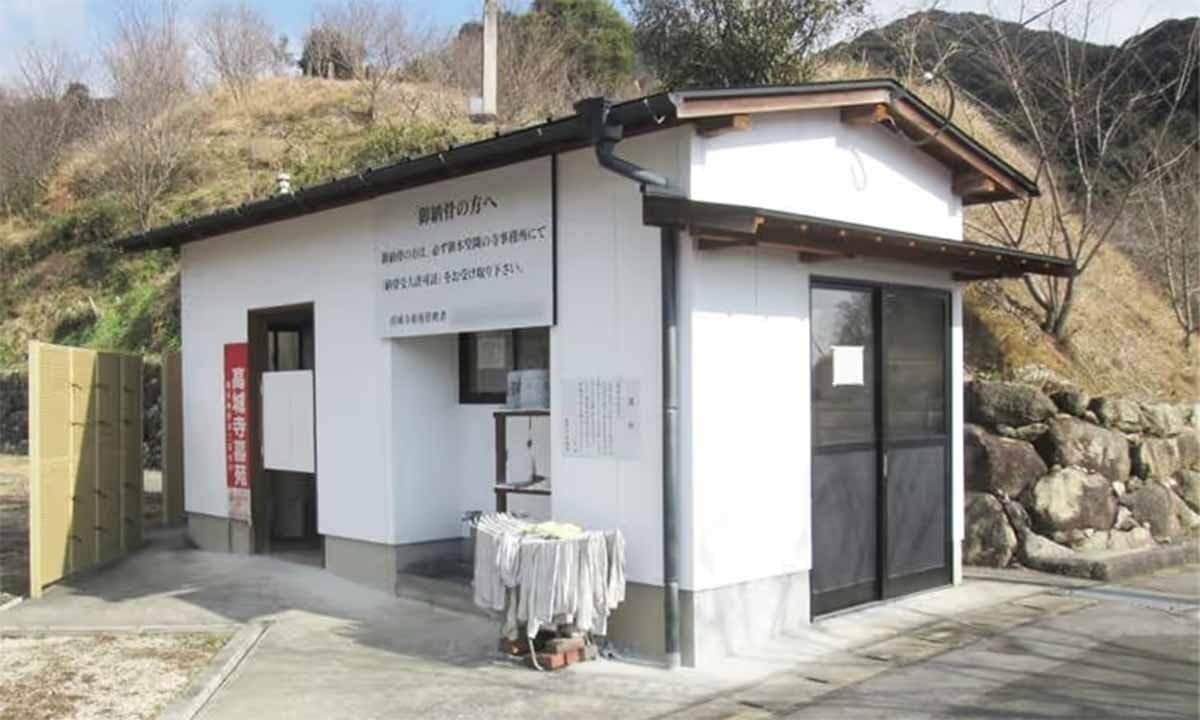 高城寺墓苑 樹木葬 簡易事務所です。トイレ完備で休憩所も兼ねておりますので、お気軽にご利用下さい。