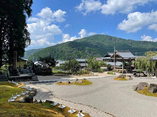 さばえ明厳寺 里山型樹木葬 木漏れ日
