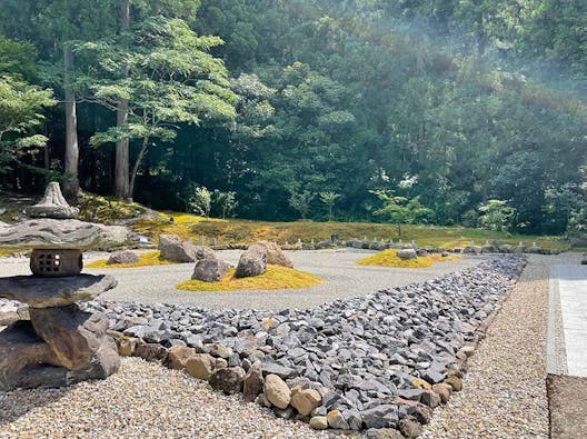 さばえ明厳寺 里山型樹木葬 木漏れ日