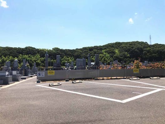 ステンドグラスとオーク(樫の木)の樹木葬「こもれび」