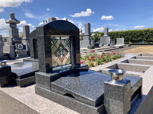 ステンドグラスとオーク(樫の木)の樹木葬「こもれび」