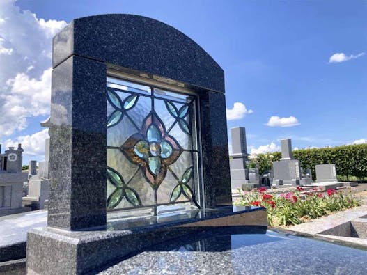 ステンドグラスとオーク(樫の木)の樹木葬「こもれび」