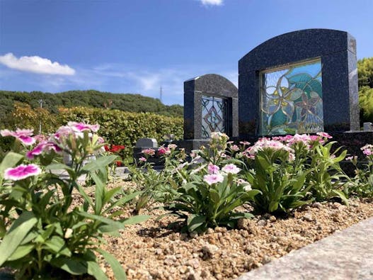 ステンドグラスとオーク(樫の木)の樹木葬「こもれび」