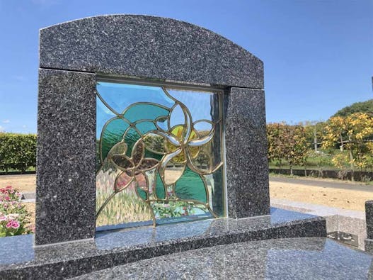 ステンドグラスとオーク(樫の木)の樹木葬「こもれび」