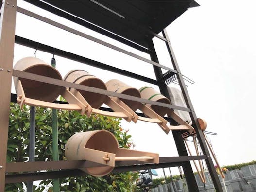 ステンドグラスとオーク(樫の木)の樹木葬「こもれび」