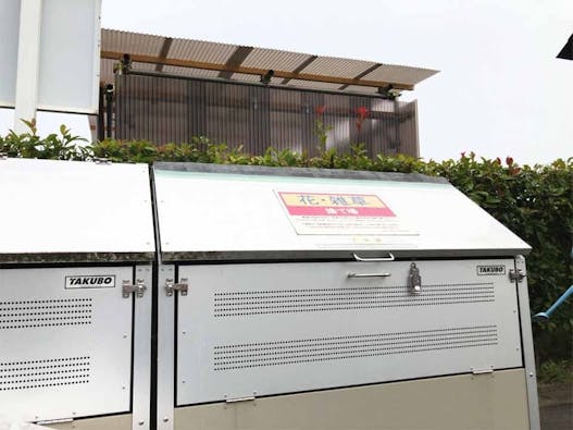 ステンドグラスとオーク(樫の木)の樹木葬「こもれび」