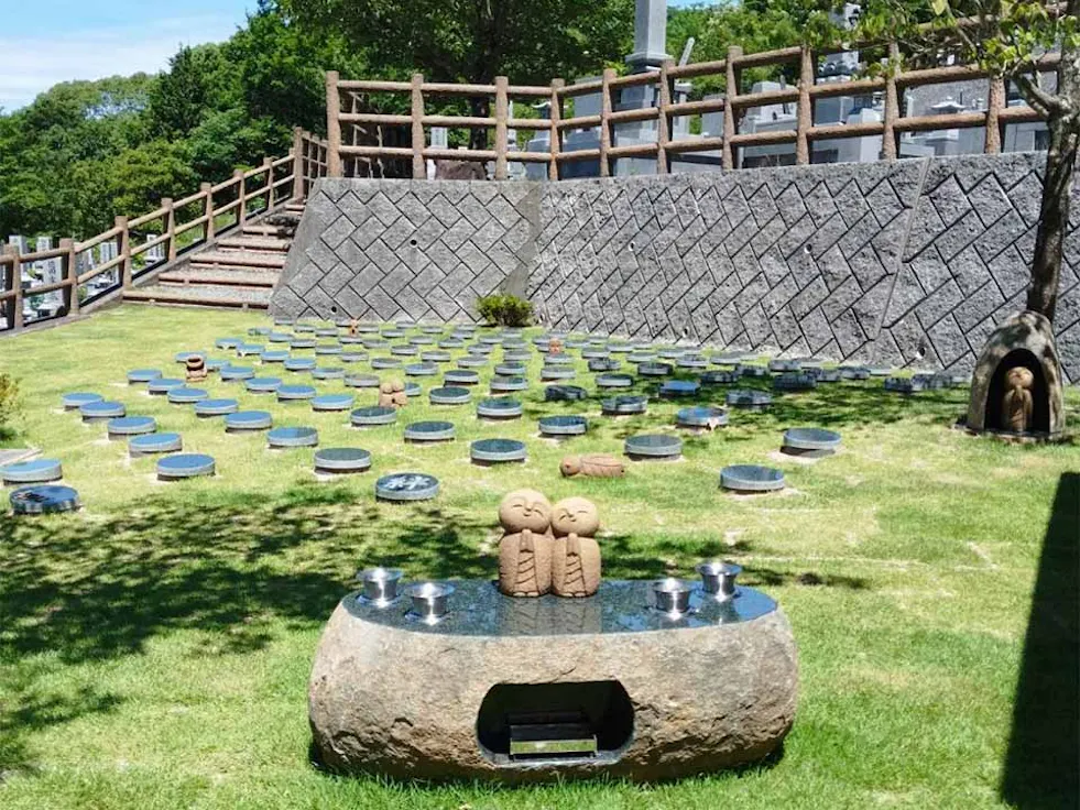 北久米文珠苑 樹木園「やすらぎ」(松山市)の霊園・墓地