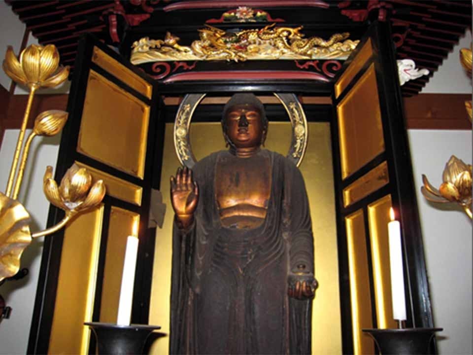 称名寺墓地 薬師堂内