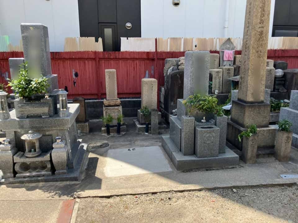 十三共同墓地の画像