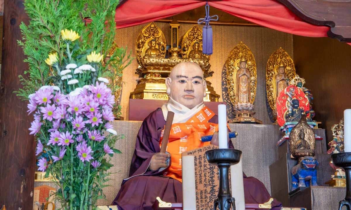 常清寺 永代供養墓・樹木葬 本尊と日蓮聖人坐像
