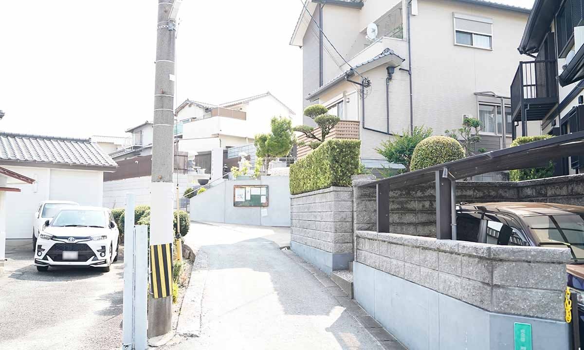 浄顕寺　納骨堂・永代供養墓 お寺前お坂道