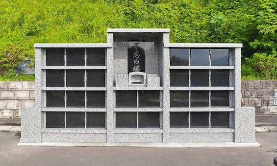 洞昌寺「不忘の塔」