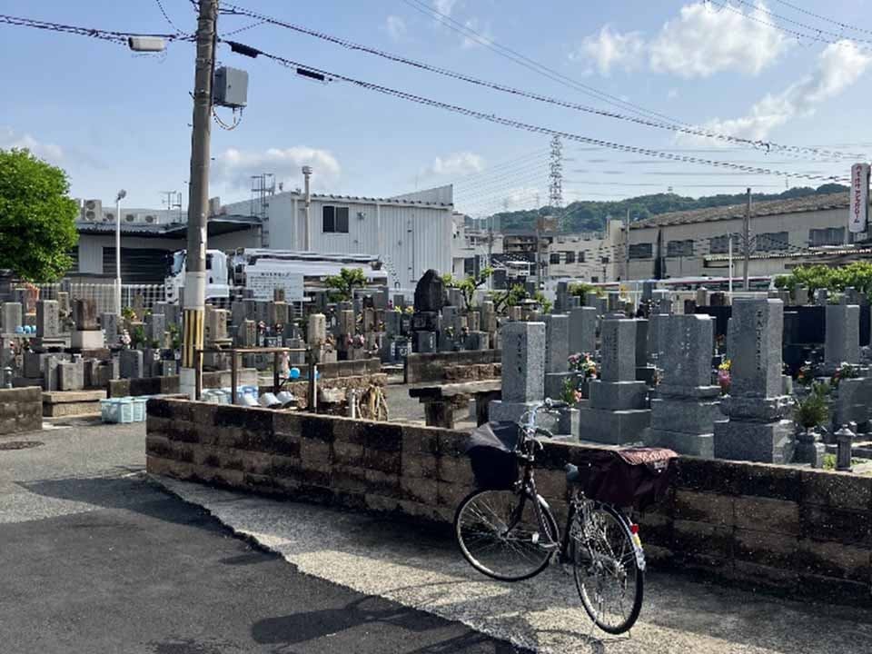 布市墓地の画像