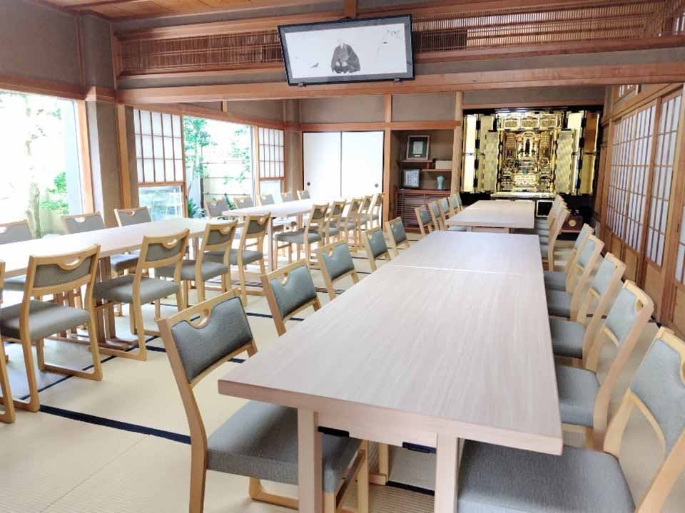 専行寺 新設プレート墓地「法輪廟」・永代供養墓「無極廟」 書院椅子席