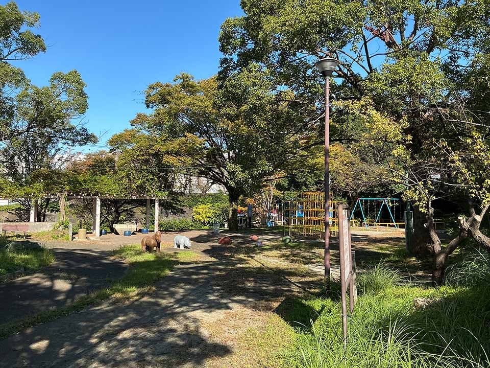 代官庭霊苑 隣接する代官中央公園。お参りの後にお子様、お孫様と憩いのひとときを過ごせます。