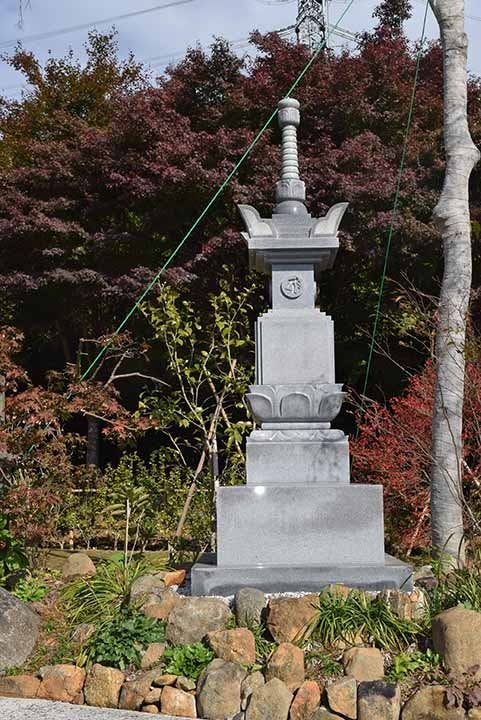 高蔵寺　個別型樹木葬墓 高蔵寺樹木葬墓　宝篋印塔