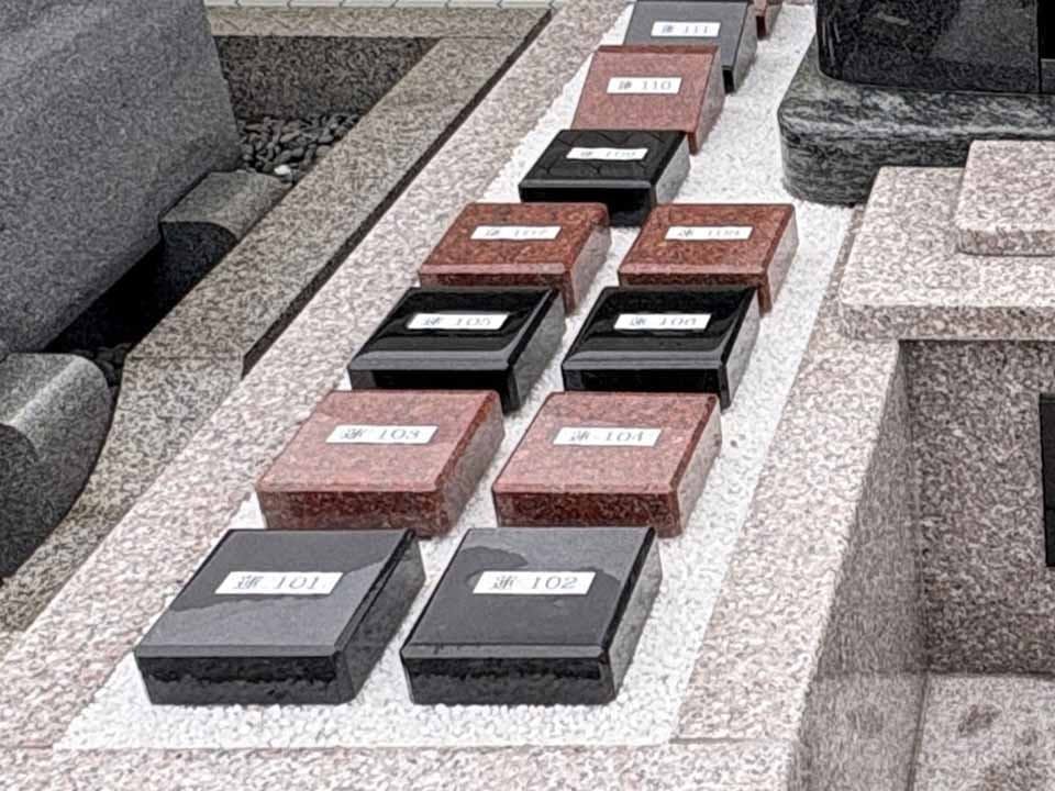 樹木葬霊園あん樹顕真寺 蓮・合祀・一人区画 プレート