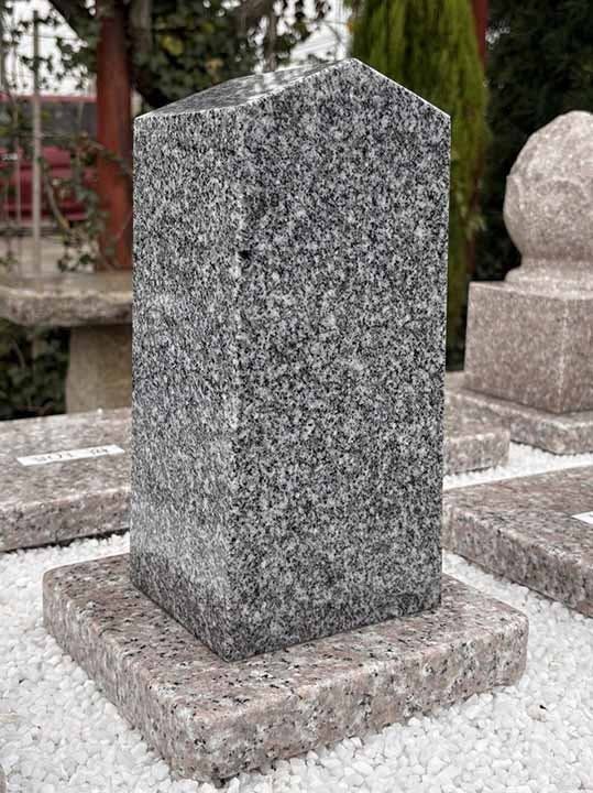 樹木葬霊園あん樹顕真寺 桜・菊・蘭区画 石碑