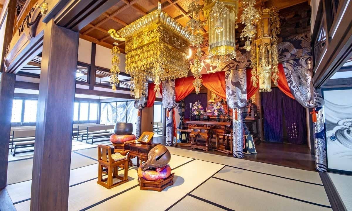 永代供養の個別墓・家族墓・樹木葬 | 興福寺 本堂内部で法要もできます