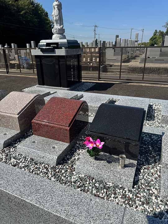 称迎寺 個別型プレート墓・久遠墓・永代合祀墓 個別型プレート墓と合祀墓
