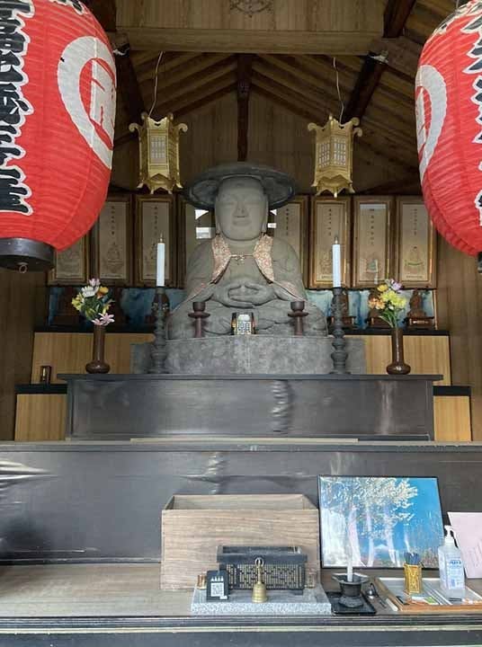 富士庭苑 延命地蔵として信仰を集める笠被り地蔵尊