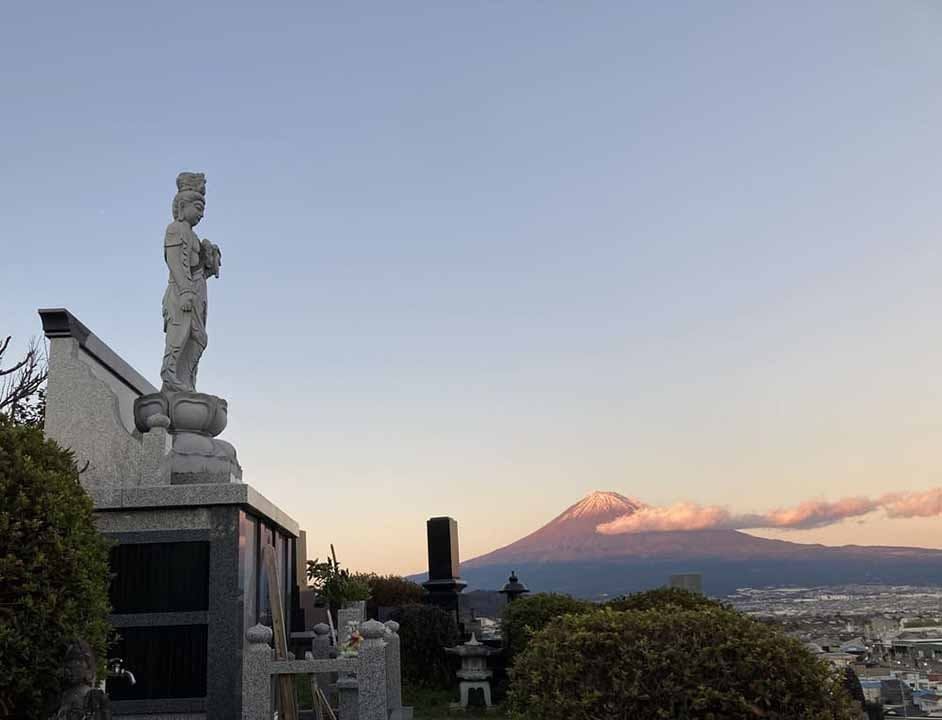 富士庭苑 個別埋葬期間経過後は富士山を望む合同墓で永代供養されます