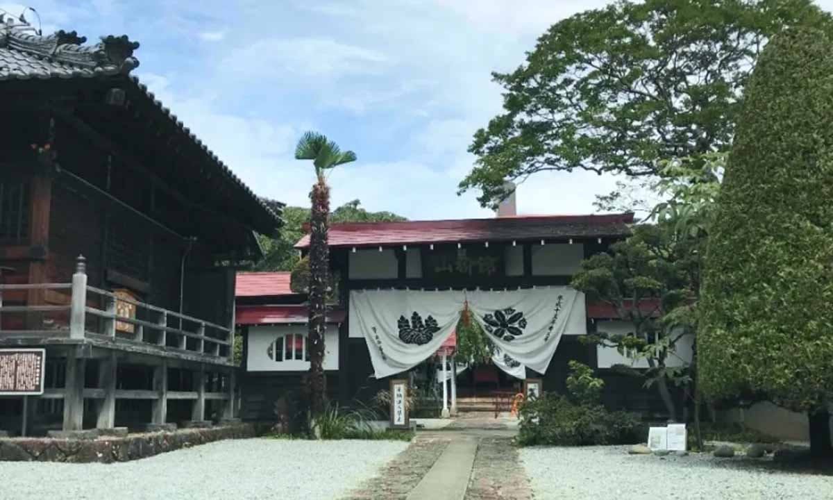 仙台新寺 洞林寺 仙台新寺エリアに佇む曹洞宗のお寺です。 山門前の風景。