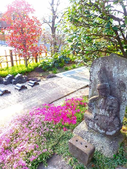 寅薬師 常仙寺の永代供養『一珠会』 如意輪観音像　春には花が周囲を彩ります