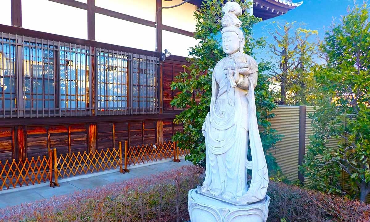 寅薬師 常仙寺の永代供養『一珠会』 観音合祀墓　観音像のお足元に散骨します