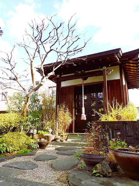 寅薬師 常仙寺の永代供養『一珠会』 虎の木像が安置されているお堂