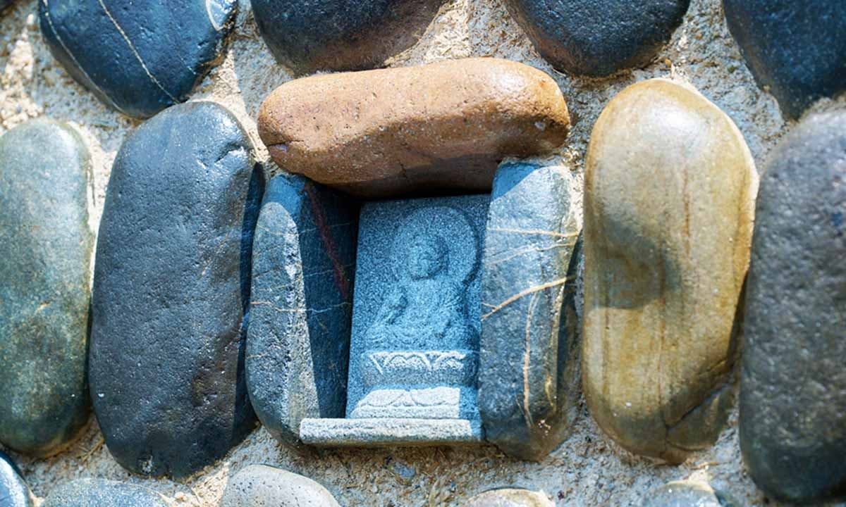 中野区霊園 青空のお墓 有名彫刻家が手掛けた4種の仏像が空間を守ります。