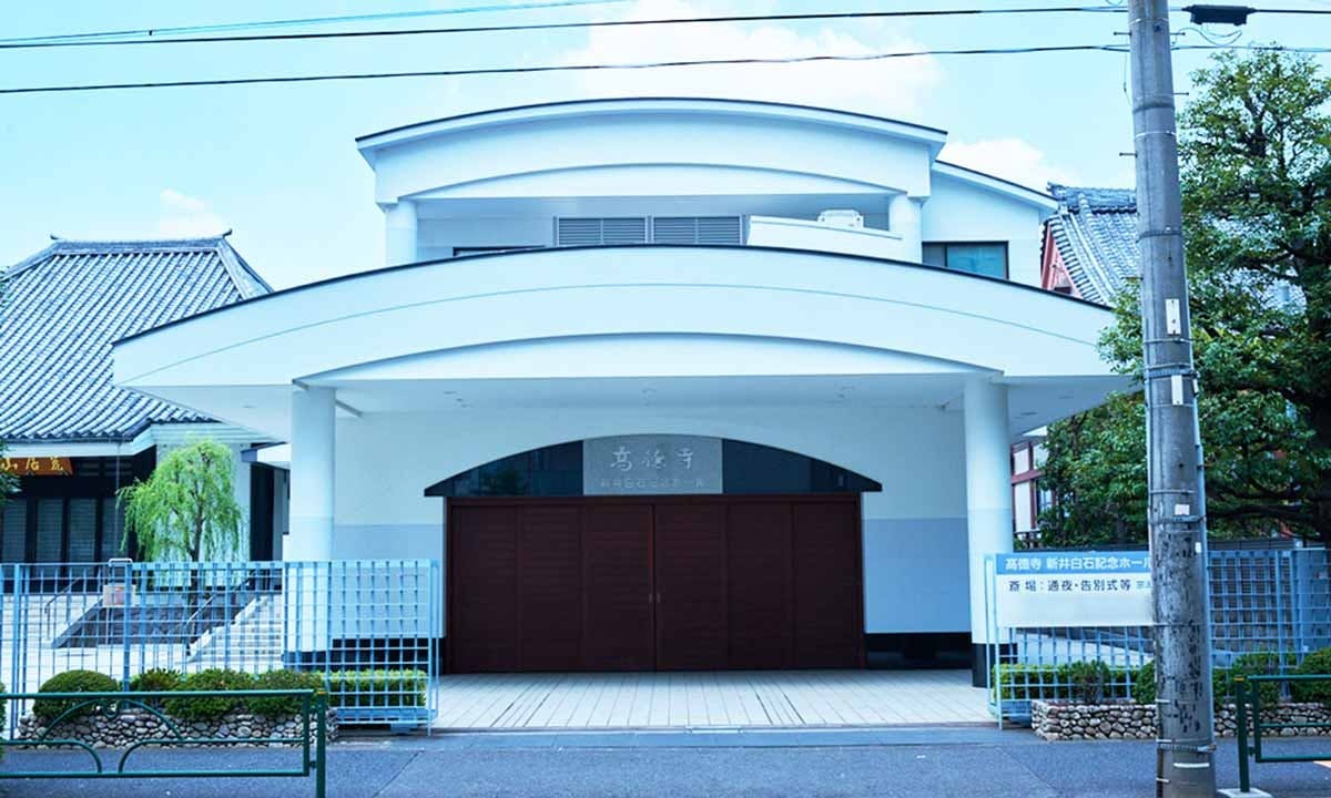 中野区霊園 青空のお墓 他宗派でも読経可能な立派な施設もあります