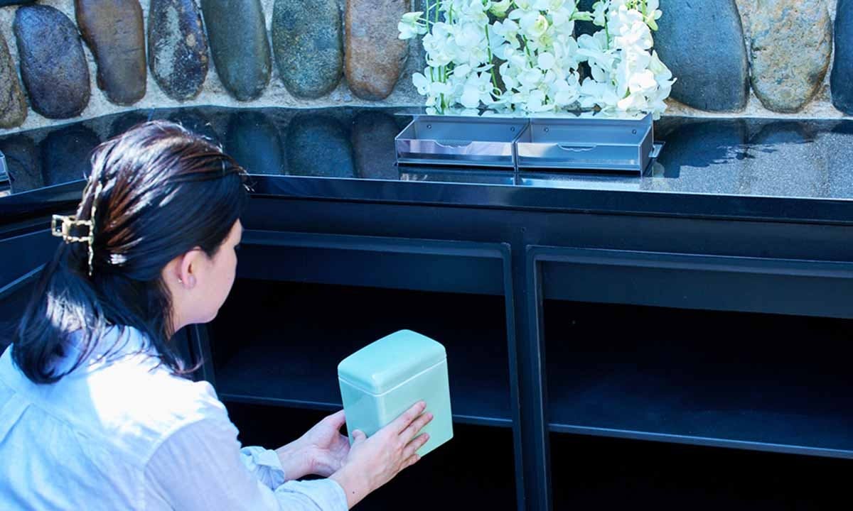 中野区霊園 青空のお墓 お骨は専用骨壺にて下部のカロートに丁寧に埋葬します