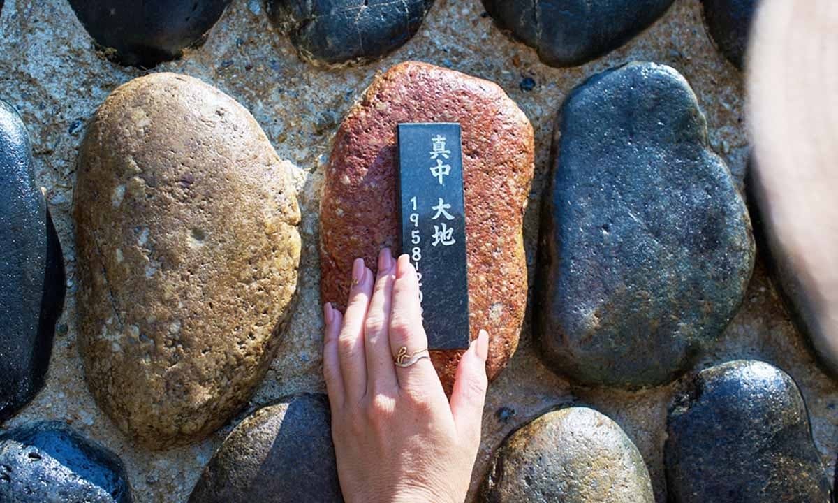 中野区霊園 青空のお墓 自然石に国産銘板を取り付ける、新しいタイプのお墓です。