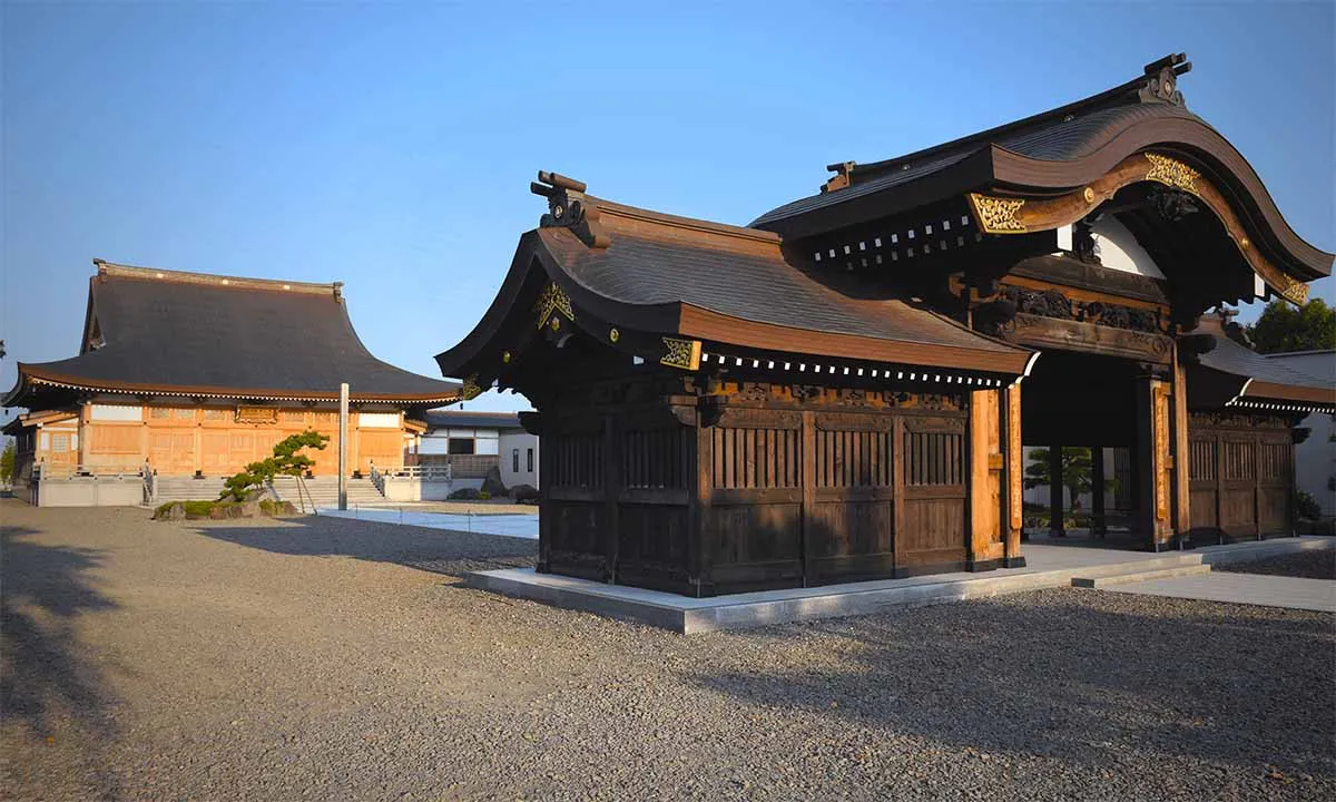 プレミアム北欧の杜とうべつ樹木葬墓地 本堂・中門 外観