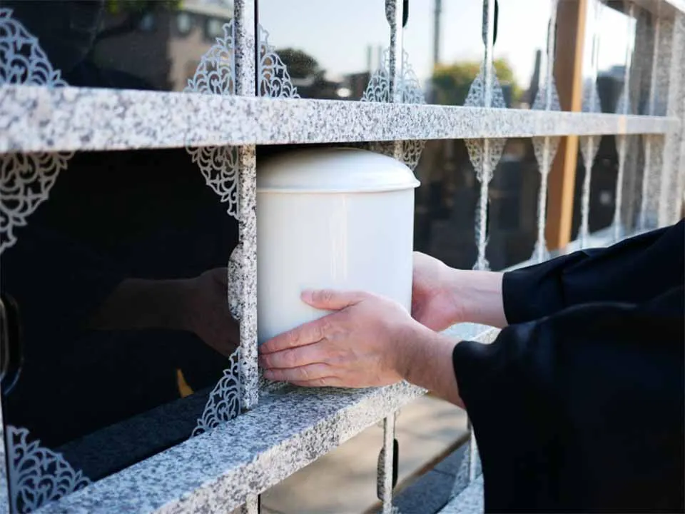 岐阜霊園 天澤院 納骨の様子