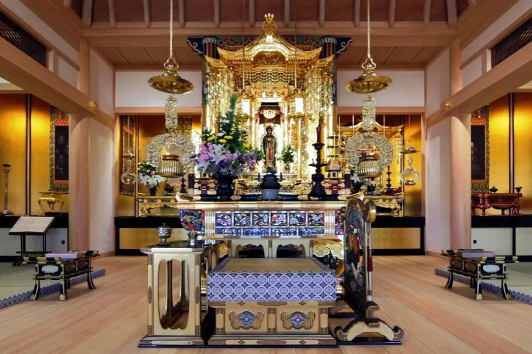 正法寺墓苑 本堂内陣です。凛とした空気が漂います