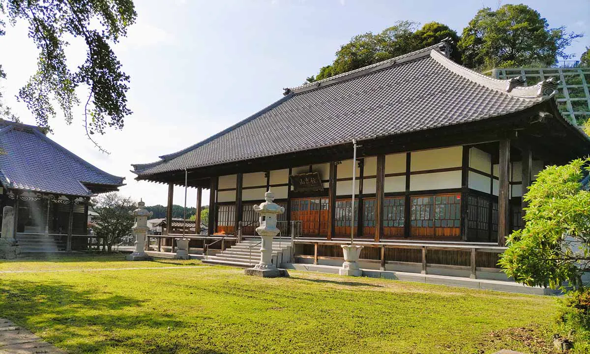 遍照院　永代供養墓・樹木葬「阿字廟」 歴史ある本堂。希望により個別の法要にも対応。