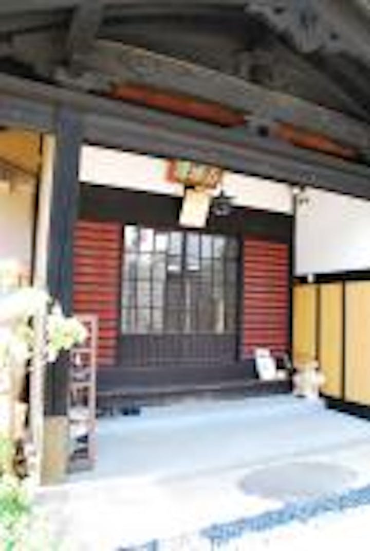 松光寺正門を入ったところに本堂らしき建物と、和の香りただよう庭園がある