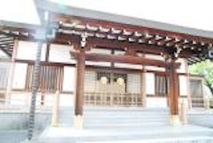 延命寺の本堂。歴史と伝統を感じる荘厳なたたずまい。正門には、立派な石碑が立っている