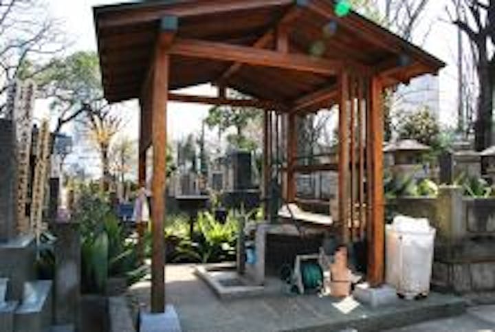 屋根つきの東屋、自然木を利用したベンチなど、寺院墓地らしい風格を感じる設備が整っている