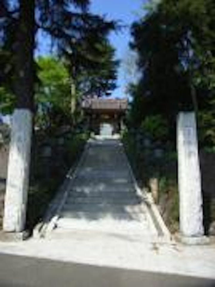 霊園への入り口にそびえ立つ地元の名刹、宝泉寺