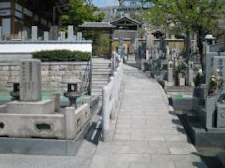 お墓の場所は、入口からすぐの所と、少し進むと階段があり、何かと思えば景色のよい場所で、合計２カ所設けられている