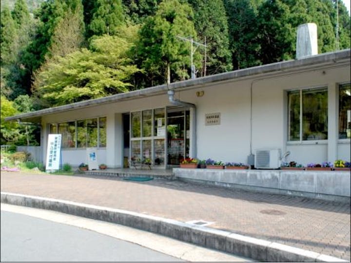 管理事務所は、霊園入口付近にある