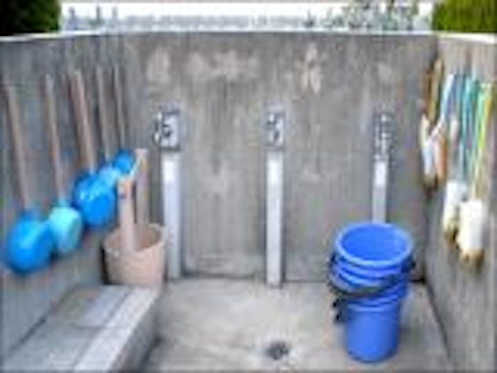 わかりやすい場所に手桶やバケツ置き場があり、水道は苑内の所々にある