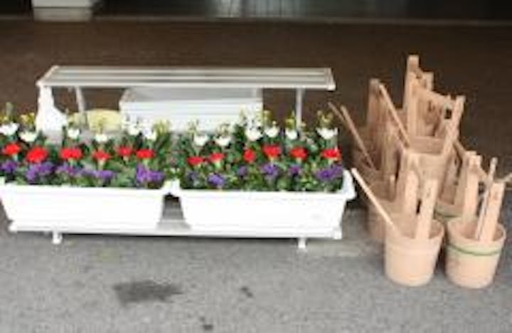 管理事務所前で花が売られている。手桶は無料で貸し出している。バケツよりやはりこの手桶が墓参りにはしっくりする