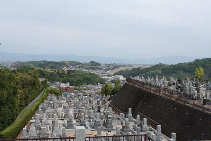 高所の墓地から奈良盆地の西部が見渡せる