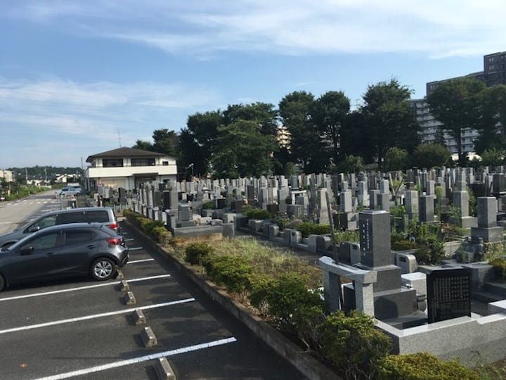 墓域からすぐの駐車場
