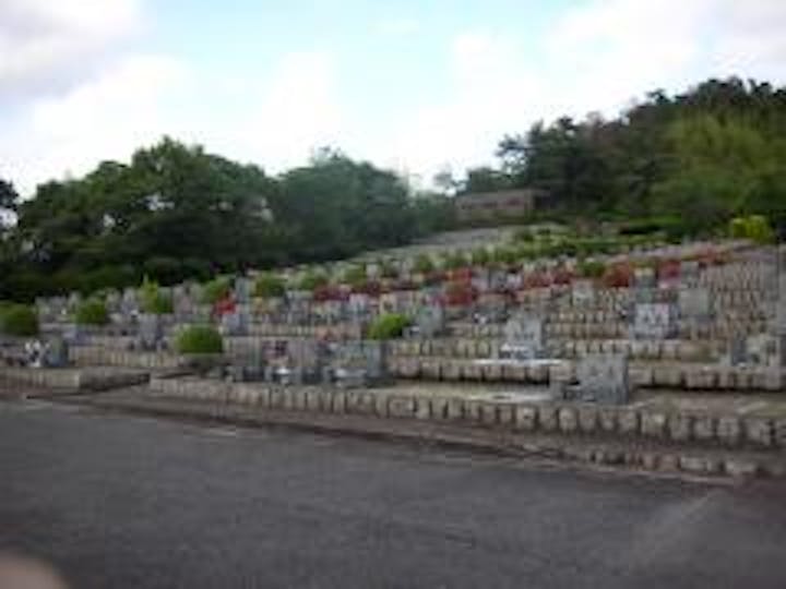左側はカトリック広島教区霊園