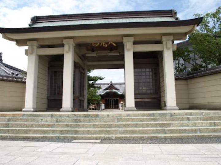 隣に隣接する柿本神社。人丸社、人丸神社とも